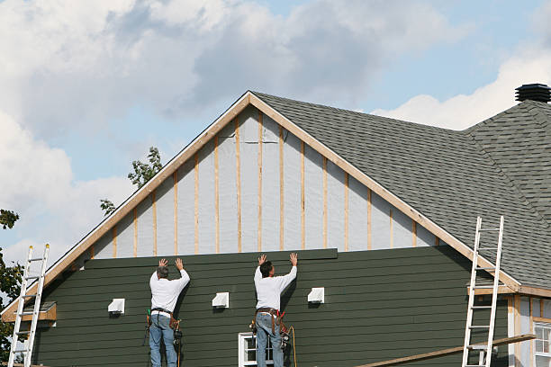 Professional Siding technician working in Rome, IL